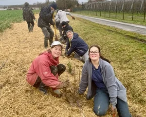 Plantation de haies champêtres à La Ferme du Ramier par les apprentis du Lycée Capou et les bénévoles de l'association Campagnes Vivantes 82